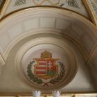 Épületfotó - a Vakok Országos Nevelő és Tanintézete (Budapest, Ajtósi Dürer sor 39.) -magyar címer a díszterem falán a karzat felett