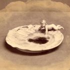 Fénykép - hamutálca a berlini Porcelánmanufaktúrából az 1900. évi Párizsi Világkiállításon
