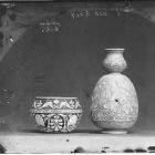 Üvegnegatív - díszedények. 1/Elefántcsontszínű, köszörült üvegpalack. 2/ Háromrétegű üveg csésze