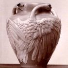 Fénykép - váza, domborított hattyúkkal, színesen festett porcelán, Rörstrands Porslinsfabriker. 1900. évi párizsi világkiállítás