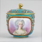 Cukortartó fedéllel - Marie Antoinette francia királyné portréjával és a Bourbon-ház címerével (ún. tete-a-tete, kétszemélyes kávéskészlet része)