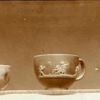 Fénykép - csészék porcelán és keménycserép, Bécs, XVIII. sz. vége és sótartók, porcelán, Meissen, XVIII. sz. eleje, II. Ernst Aukció