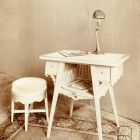 Fénykép - varróasztalka, ülőke, asztali lámpa, Pálinkás Béla terve után