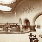 Kiállításfotó - az 1906. évi Milánói Világkiállítás magyar pavilonjának fogadócsarnoka a Zsolnay kúttal