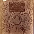 Fénykép - könyvtábla, bőr, dús, sajtolt aranyozott virág és indadísz, VI. Károly király és császár arcképe, fent ajánlás, lent Krisztus születése, a sarkokban címerek. Naptár, valószínűleg az FLT 2758
előlapja, Nagyszombat, 1722 körül
