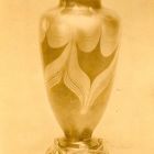 Fénykép - váza ezüst talapzaton, irizáló üveg, Tiffany, 1900 körül