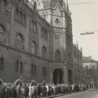 Fénykép - kígyózó sor az Iparművészeti Múzeum előtt az 1966. március 20-i 'Gyémántvasárnap' című kiállításra
várva