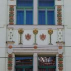 Épületfotó - a Lindenbaum-ház (Budapest, Izabella utca 94.) főhomlokzatának első és második emeleti ablakai