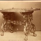 Műtárgyfotó - ezüstlemezekkel díszített asztal az 1876. évi műipari kiállításon a fraknói Esterházy-kincstárból