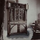 Kiállításfotó - könyvszekrény az 1901-es szegedi iparművészeti kiállításon