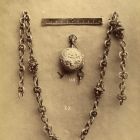 Műtárgyfotó - Bethlen Gábor zsebórája és arany nyaklánc az 1876. évi műipari kiállításon Zichy Pálné
gyűjteményéből