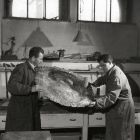 Fénykép - Ungi István és Szvetnik Joachim restaurátorok az Iparművészeti Múzeum ötvösrestaurátor
műhelyében, az ún. vezekényi tál restaurálása közben