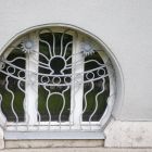 Épületfotó - a Kőrössy-villa (Budapest, Városligeti fasor 47.) alagsori ablaka