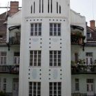 Épületfotó - a Gutenberg-ház (Budapest, Gutenberg tér 4.) főlépcsőházának udvari homlokzata