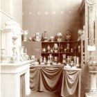 Kiállításfotó - a kerámiák terme a Zsolnay gyár termékeivel az 1906. évi Milánói Világkiállítás magyar pavilonjában