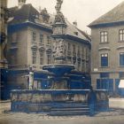 Fénykép - Roland (más néven: Miksa) szökőkút, készítette: Lutringer András kőfaragó, tetején II. Miksa (1563-1576) magyar király páncélos lovagként ábrázolt szobra áll, 1572 után