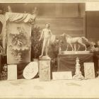 Fénykép - kiállításrészlet, díszítő szobrászat az Országos Magyar Királyi Iparművészeti Iskola 1905. évi kiállításán