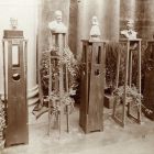 Kiállításfotó - szoborállványok az Iparművészeti Társulat 1901-es karácsonyi kiállításán