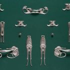 Fiókhúzó fogantyú - bútorveret együttes része (alsó sor jobb széle)