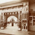 Kiállításfotó - a háziipari terem az 1906. évi Milánói Világkiállítás magyar pavilonjában a Nagy Sándor által festett kapuval