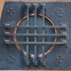 Épületfotó - Elemi iskola és óvoda (Budapest, Városmajor utca 59.) -az iskola udvarára nyíló ajtó ablakrácsa