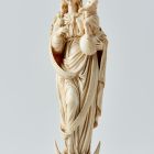Szobor - holdsarlón álló Madonna a földgolyón álló gyermek Jézussal