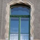 Épületfotó - az Erzsébet nőiskola (Budapest, Ajtósi Dürer sor 37.) oldalhomlokzatának egyik első emeleti ablaka