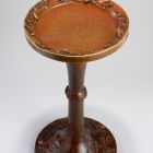 Asztal - szarvasbogaras díszítéssel