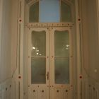 Épületfotó - a Vakok Országos Nevelő és Tanintézete (Budapest, Ajtósi Dürer sor 39.) -a díszterem ajtaja a szomszéd terem felé