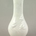 Váza (kisméretű) - Ún. Blanc de Chine (a kínai Dehua porcelánokat utánzó) díszítéssel