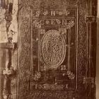 Fénykép - Sylvester János Bibliája, Új-Sziget, 1541, könyvtábla, egész bőrkötés, dombornyomású reneszánsz díszítés, középen ovális mezőben Krisztus megkeresztelése jelenettel, magyar, 1581 körül.
Magyar Nemzeti Múzeum