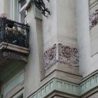 Épületfotó - a Weiss-ház (Budapest, Szent István krt. 12.) főhomlokzatának részlete-falazott és vakolatdíszek