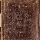 Fénykép - könyvtábla, bőr, vaknyomású keretes díszítéssel, bordázott gerinc, többször bemélyítve „ PATAK ” és 1651. évszám, Debrecen, Magyar Nemzeti Múzeum