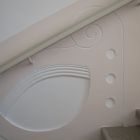 Épületfotó - a kecskeméti Iparos Otthon díszterméhez vezető lépcső fala