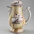 Kávéskanna fedéllel - Trompe l'oeil kártyalapokkal, rézmetszetekkel és faerezetet imitáló, ún. faux bois festéssel