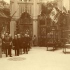 Kiállításfotó - az 1900. évi párizsi világkiállítás magyar történelmi pavilonjában kialakított huszár-terem műtárgyainak előzetes bemutatása az Iparművészeti Múzeumban