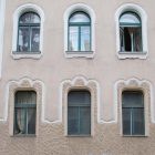 Épületfotó - a Gonda-ház (Budapest, Práter utca 9.) főhomlokzata-földszinti és első emeleti ablakok