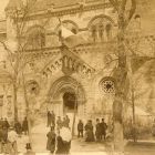 Épületfotó - az 1900. évi párizsi világkiállítás magyar pavilonjának bejárata a Rue des Nations-on (tervező Bálint
Zoltán és Jámbor Lajos)