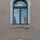 Épületfotó - a Gonda-ház (Budapest, Práter utca 9.) főhomlokzatának első emeleti ablaka