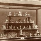 Kiállításfotó - Strasser-Feldau Selma porcelángyűjteményének tárgyai az Iparművészeti Múzeum 1907. évi 'Amateur gyűjtők' című kiállításán (XII. vitrin)