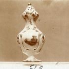 Fénykép - kisfiú figurája, színes keménycserép, Johan Peter Melchior minta, XVIII. sz. eleje; cukorszóró színes porcelán. Bécs, XVIII. sz. vége és tengelice fatörzsön,  színes porcelán, Herend, XIX. sz. második
fele, II. Ernst Aukció