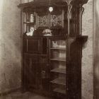 Kiállításfotó - könyvszekrény az Iparművészeti Múzeum 1899. évi őszi bútorkiállításán