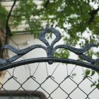 Épületfotó - a Zala-villa (Budapest, Ajtósi Dürer sor 25.) kovácsoltvas kerítésének részlete