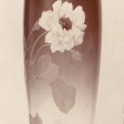 Fénykép - váza festett virágdíszítéssel, kinyílt tearózsával