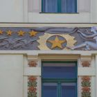 Épületfotó - a Lindenbaum-ház (Budapest, Izabella utca 94.) főhomlokzata a Levegő őselem frízének részletével