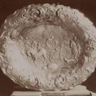 Műtárgyfotó - ezüst dísztál a Dareiosz holtteste fölött álló Nagy Sándor alakjával Apor Károly gyűjteményéből az 1884. évi történeti ötvösmű-kiállításon
