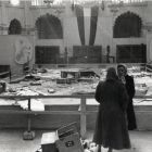Épületfotó - az Iparművészeti Múzeum csarnoka az 1956-os forradalom harcai után