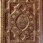 Fénykép - könyvtábla, kézirathoz vörös bőr, bordázott gerinc, középen dombornyomással Szt. Márk oroszlánja, Velence, XVI. sz., Magyar Nemzeti Múzeum