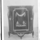 Üvegnegatív - sarokszekrény, bronz felrakással, francia, 18.század vége, Eszterházy kastély