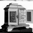 Üvegnegatív - szekrényke, fehérre festett, aranyozott fa, 18.század, Iparművészeti Múzeum